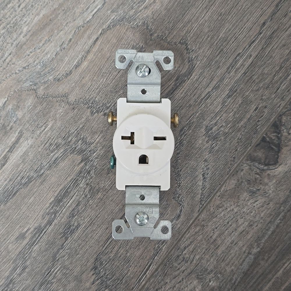 NWT, 20A 250V Outlet Plug